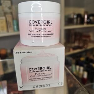 COVERGIRL Clean Fresh Skincare Mattifying Oil-Free Moisturizer - Pink/White